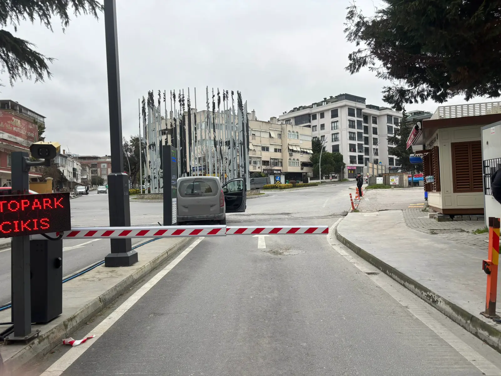 Otopark çıkış kamera görünümü: kamera, LED panel ve bariyer